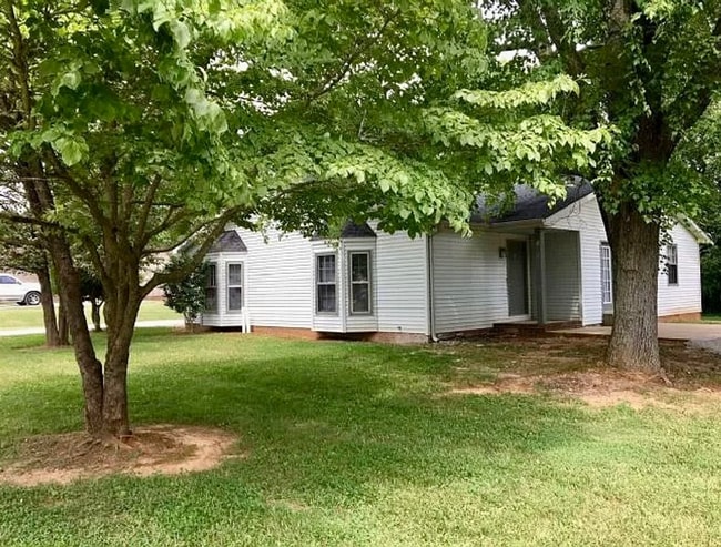 Building Photo - 1485 Nichols Dr