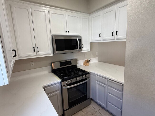 Foto del edificio - 2-Bedroom Martinez Townhome Near The Village Oaks Shopping Plaza