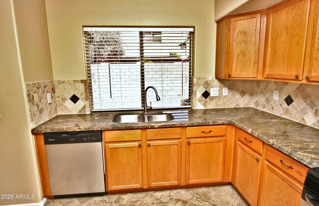 Foto del edificio - 12826 W Windsor Ave