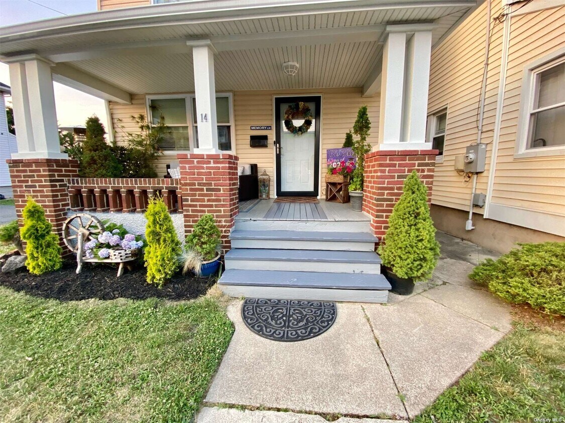 14 Frost St, Hewlett, NY 11557 House Rental in Hewlett, NY