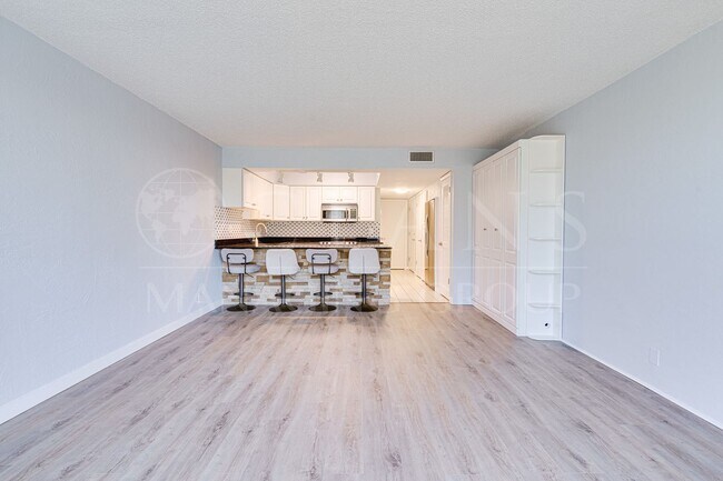 Foto del edificio - Charming Beachside 1-Bedroom Condo – Available Now