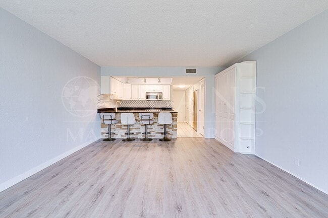 Building Photo - Charming Beachside 1-Bedroom Condo – Available Now