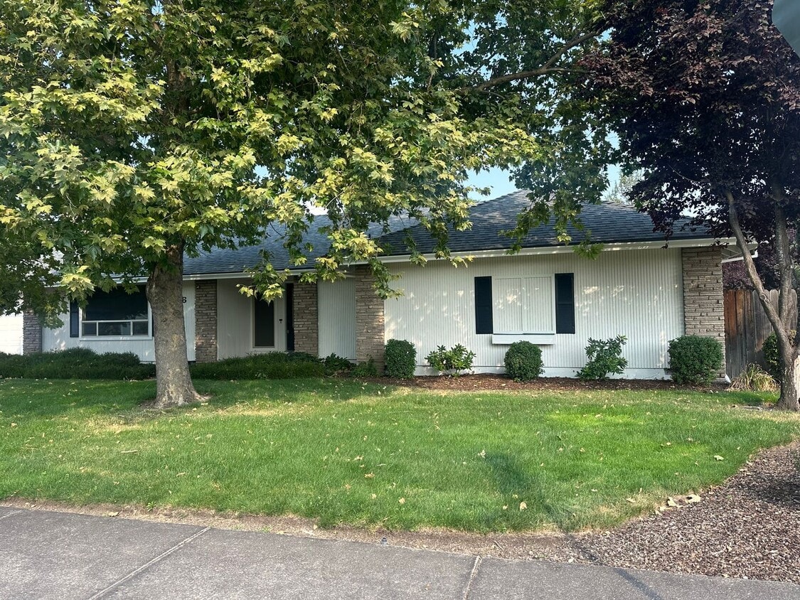 Building Photo - Corner Lot, RV Parking in North Medford!!