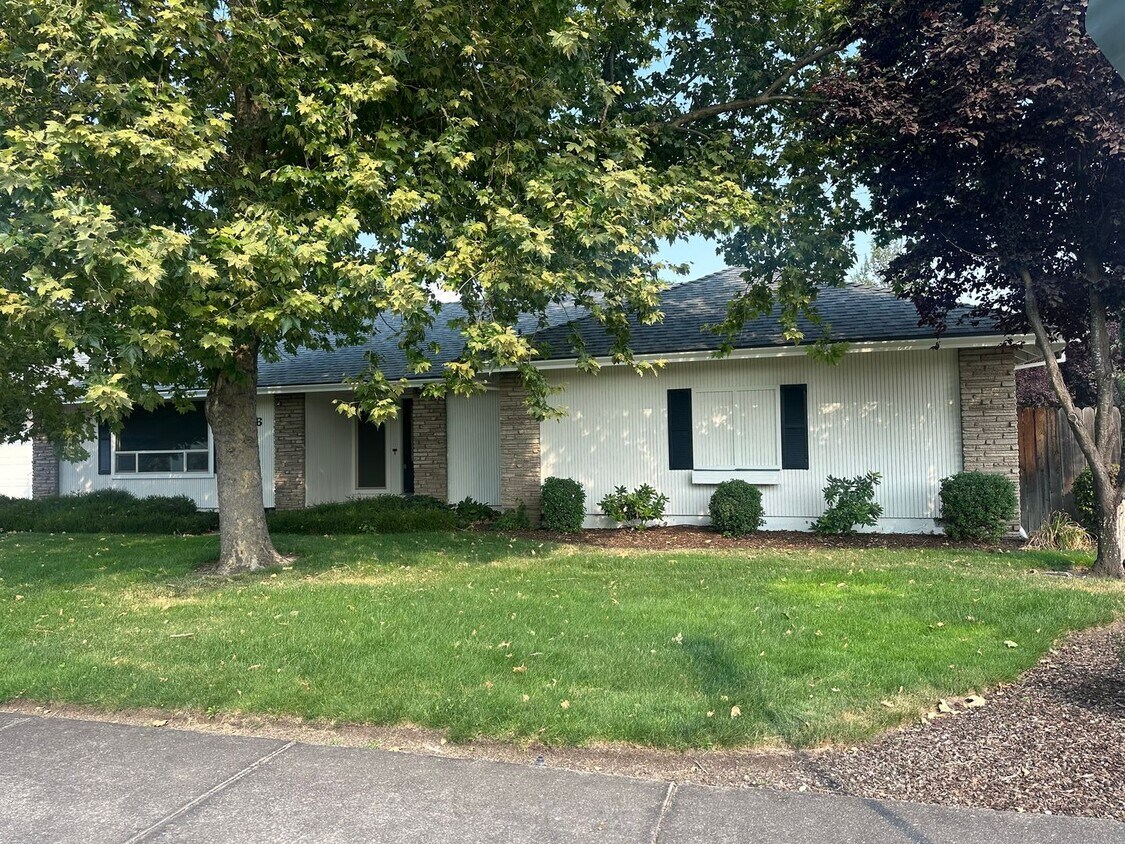 Foto del edificio - Corner Lot, RV Parking in North Medford!!