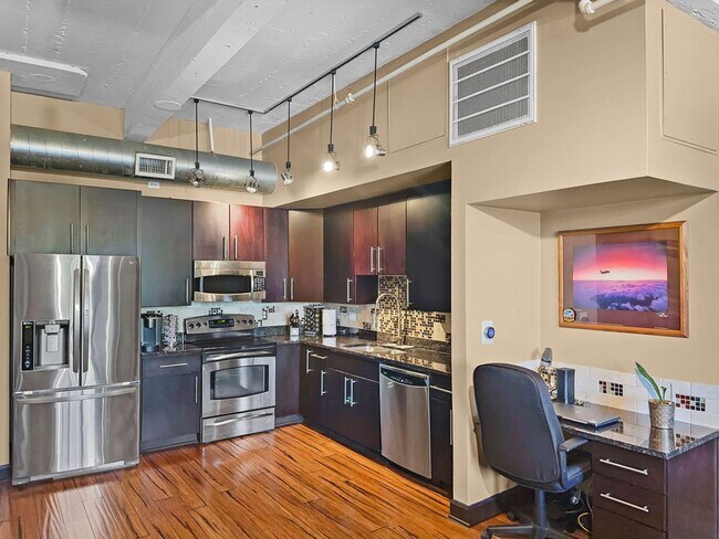 Foto del edificio - Modern Downtown Condo with Stunning City V...