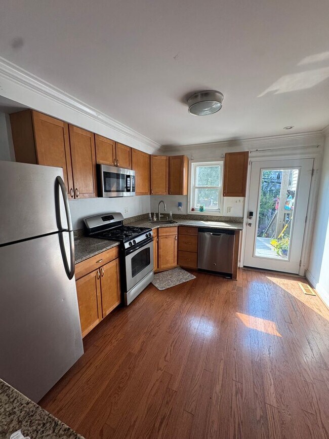 Building Photo - Spacious 4 Bed / 3 Bath Townhome in the He...