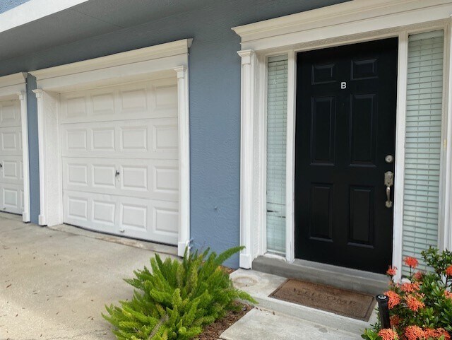 Front Door & 1-Car Garage - 4307 W North a St