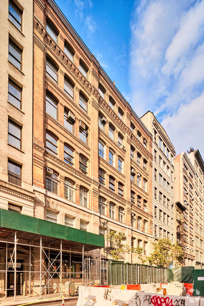 Building Photo - 139-143 W 19th St