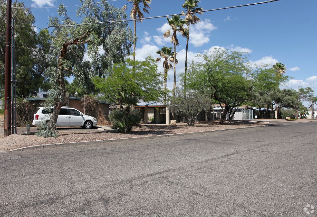 Building Photo - 3001-3047 E Blacklidge Dr