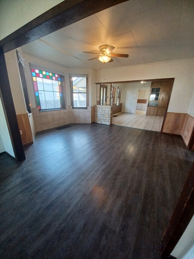 Spacious living space - 855 Elmore St