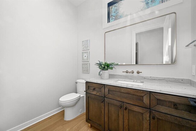 Foto del edificio - 5512 Shoalwood Ave
