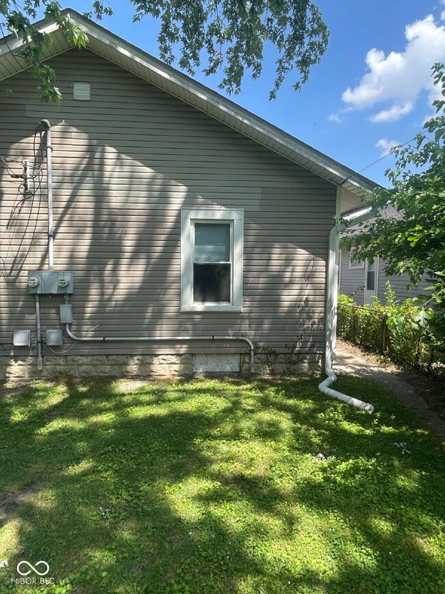 Building Photo - 894 N Gladstone Ave