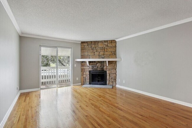 Foto del edificio - 8555 Fairmount Dr