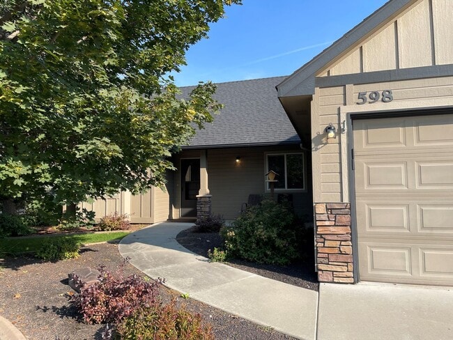 Building Photo - Spacious 3-Bed + Den Home in Hollybrook Su...