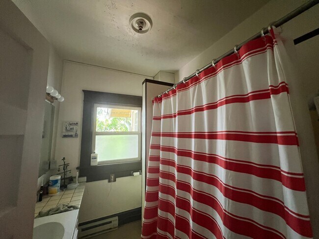 Building Photo - 3 Bed 1 Bath Unit in lower level of Victor...