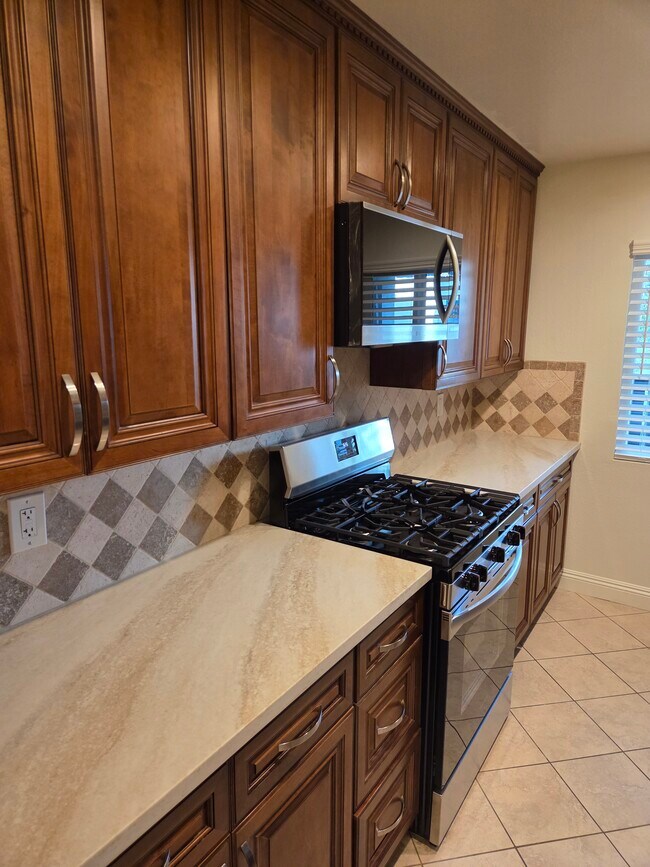 Kitchen - 18645 Hatteras St