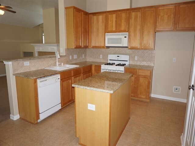 Foto del edificio - 24230 Pine Canyon Falls Cir