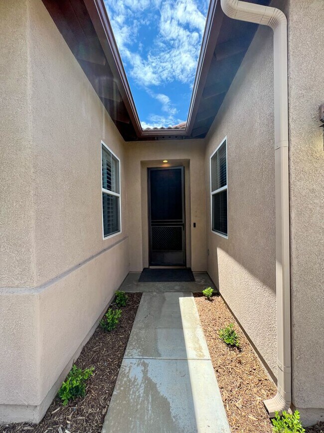 Foto del edificio - 3 bedroom SINGLE STORY home in Winchester on HUGE corner lot