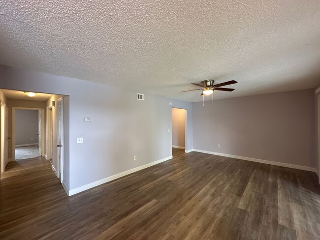 Building Photo - Amazing 2 BD/2 BA Apartment in Orlando! Gr...