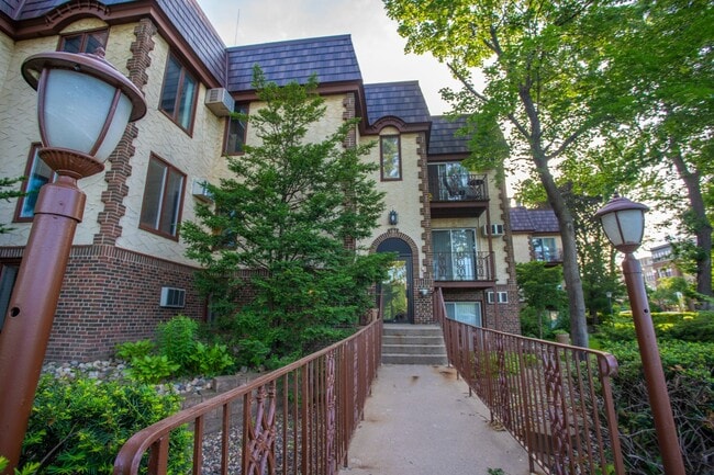 Building Photo - River Gates Apartments