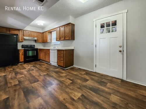 Foto del edificio - 3-bed / 1-bath First-Floor unit w/2-car Ga...