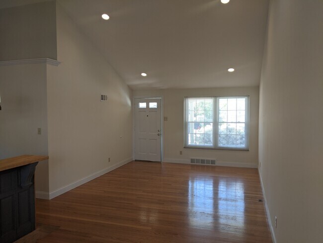 Building Photo - 528 N Rock Hill Rd