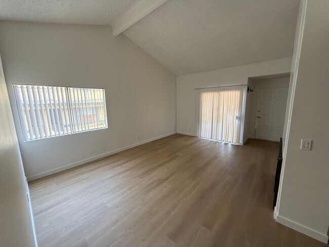 Foto del edificio - Remodeled 2 bedroom, 2 bath condo for rent...
