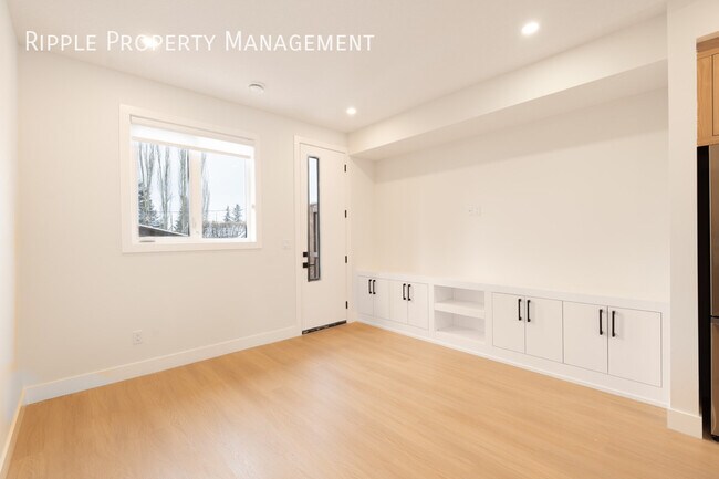 Building Photo - BRAND NEW 3 BEDS + DEN, 2.5 BATHS TOWNHOUSE | SCANDINAVIAN ELEGANCE IN BOWNESS