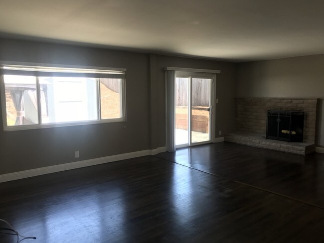 Building Photo - Stunning 4 Bedroom Home in Tara Hills