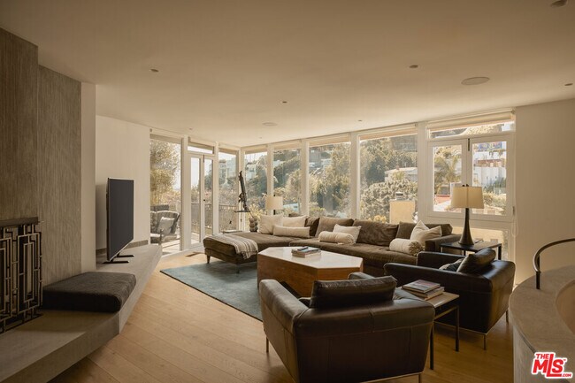 Foto del edificio - 8593 Hollywood Blvd