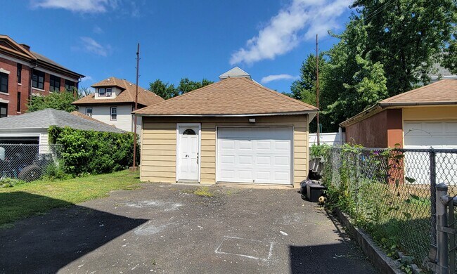 Oversized Garage - 16 Van Cleve Ave