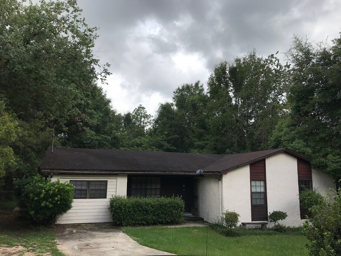 Primary Photo - 4x2 large home for rent!
