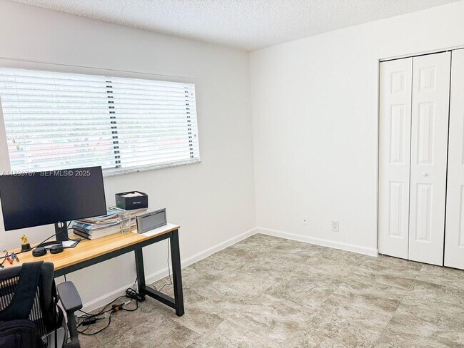 Foto del edificio - 12 Lexington Ln E