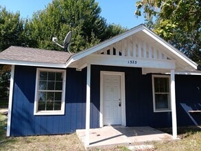 Building Photo - 1323 S Blackwelder Ave
