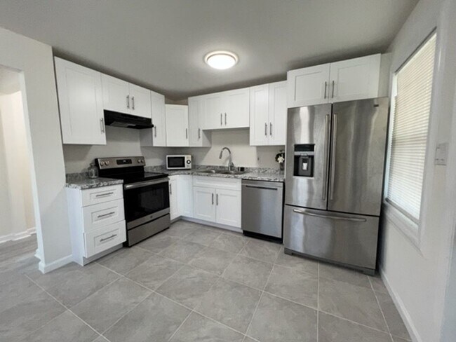 Building Photo - 3 Bedroom, 1 Bath Home