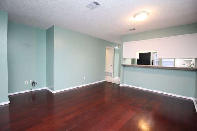 Building Photo - 2 bed 2 bath 1st floor condo near Pensacol...