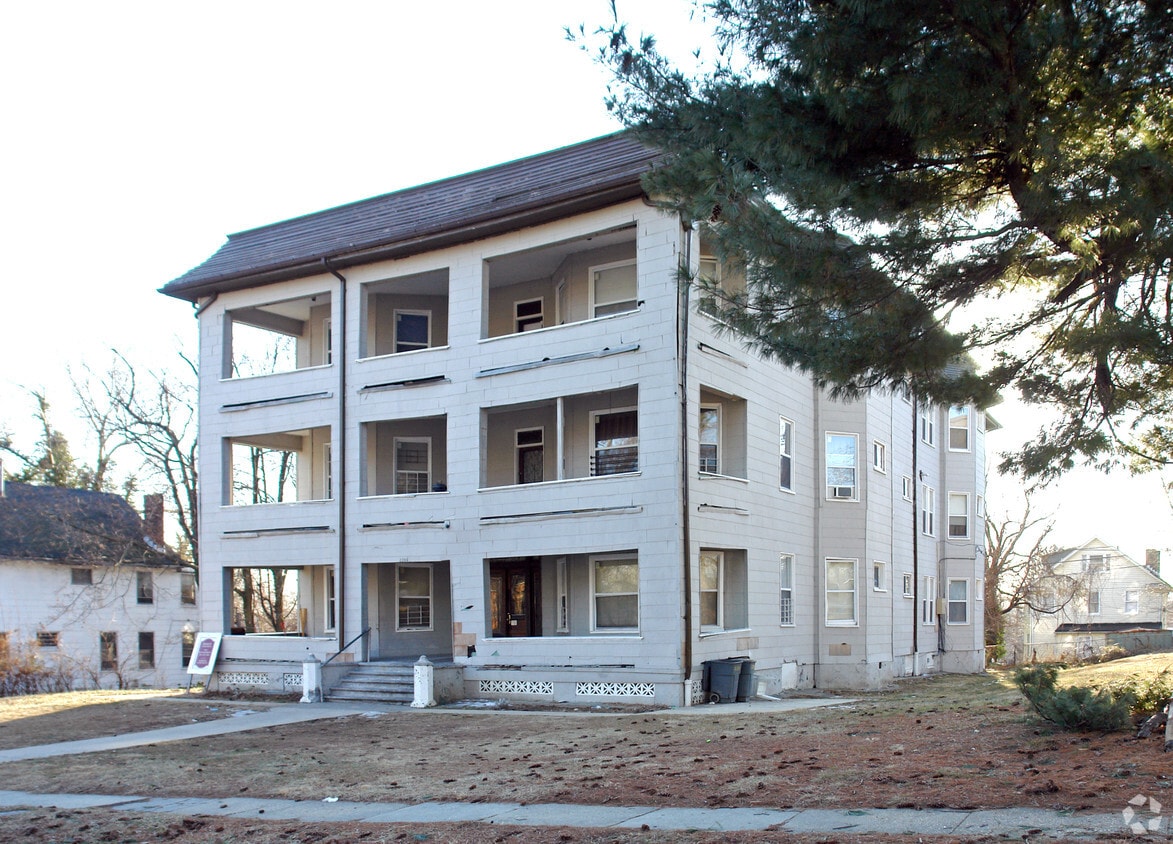 Building Photo - 2206 Roslyn Ave