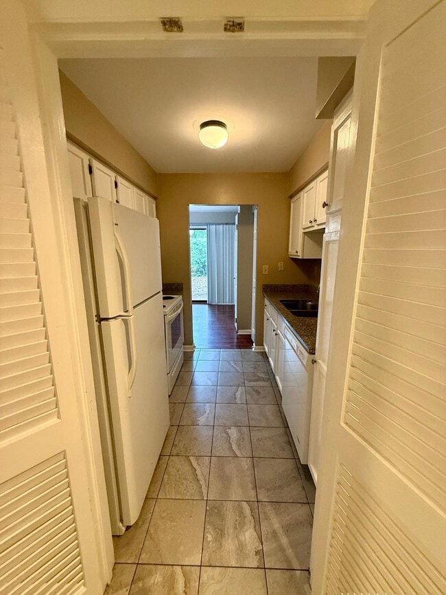 Building Photo - 750 Shaker Dr