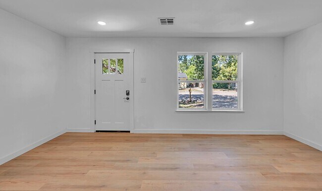 Building Photo - 3904 Speight Ave