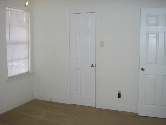 Building Photo - 2317 W Metairie Ave