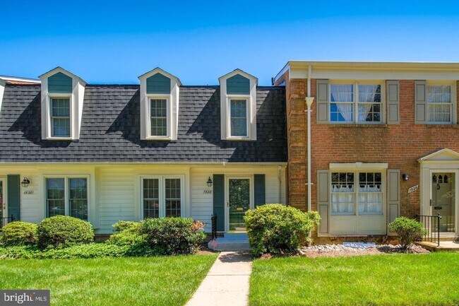 Foto del edificio - Charming townhome in the heart of McLean !!