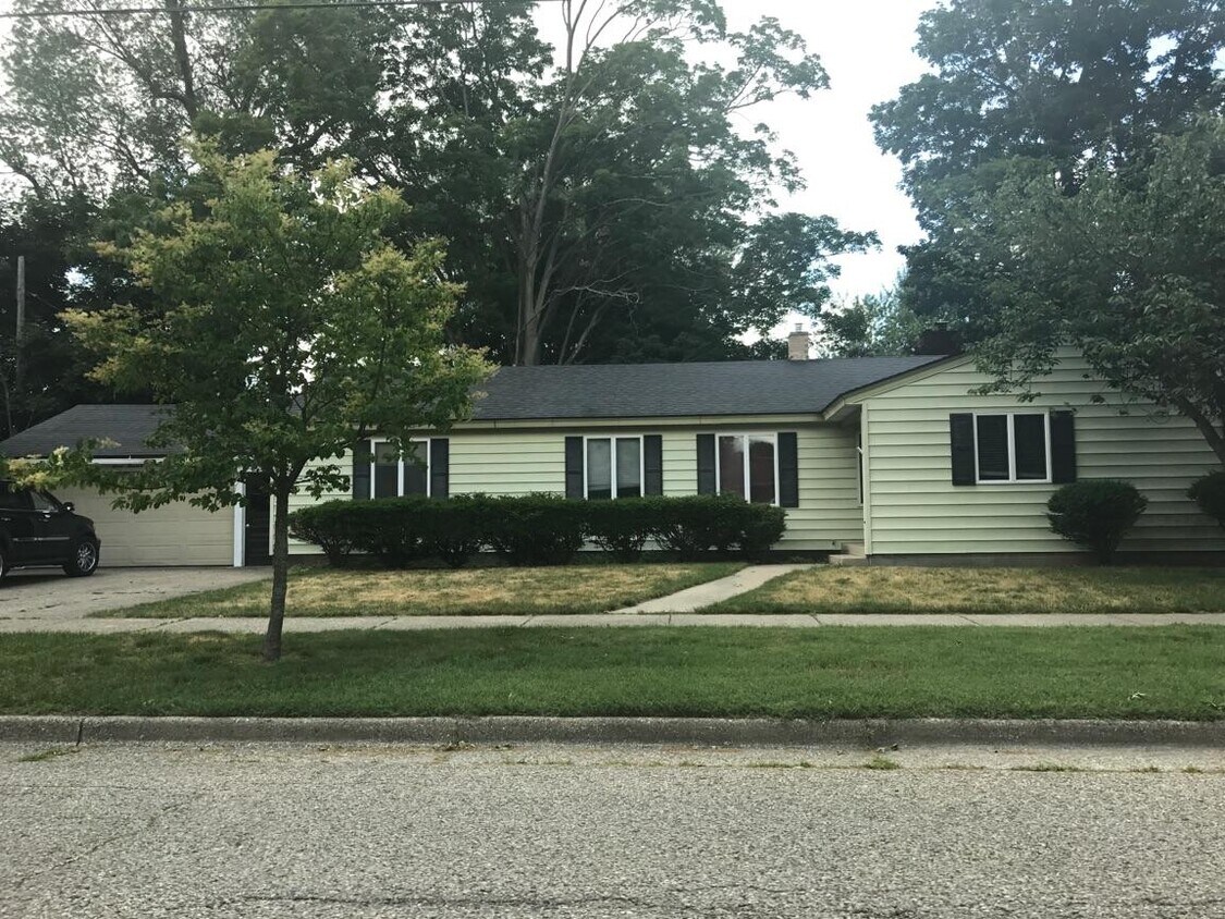 Exterior - 700 College Ave