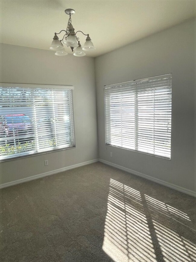 Foto del edificio - Gorgeous 3 Bedroom 2.5 Bath Townhome in La...