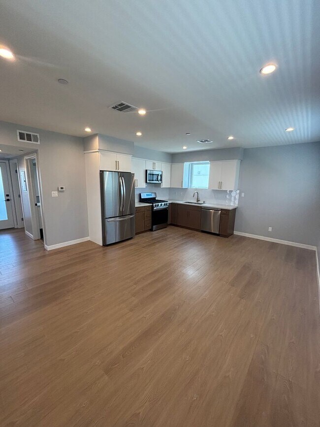 Foto del edificio - Beautiful 2 bed 1 bath modern apartment in...