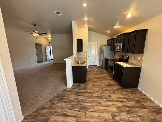 Building Photo - 3 bed 2 bath 2 car garage in Lone Star Tra...