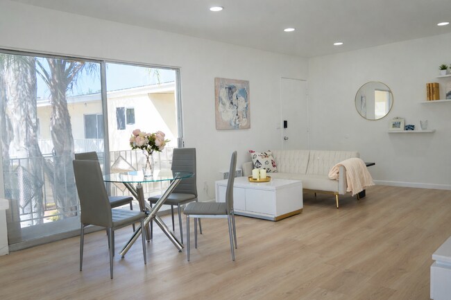 Pisos de madera nuevos, muebles nuevos e iluminación nueva. - 5860 Hazeltine Ave