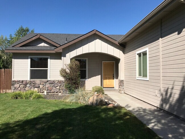 Foto del edificio - 3 bedroom 2 bathroom Meridian home with bo...