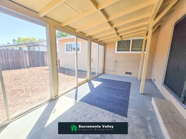 Building Photo - 8765 Crucero Dr