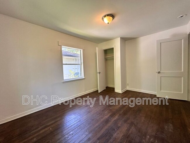 Foto del edificio - 2125 Larchwood Rd SW