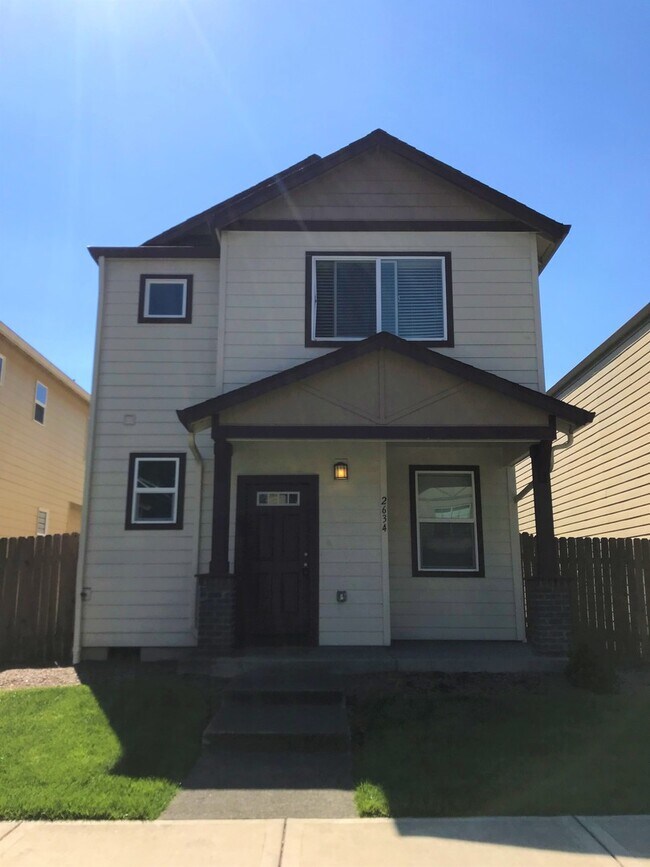 Foto del edificio - ONE MONTH FREE OF RENT!! Well Maintained, High Ceilings, Bonus Room, Great Location!